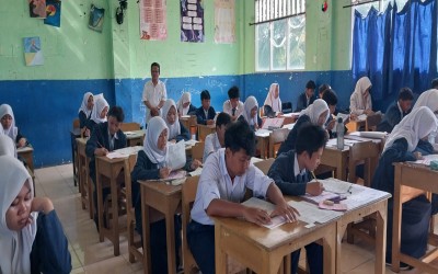 Kepala MTs Al Ihsan Pamulang Lakukan Monitoring Pelaksanaan Asesmen Sumatif Akhir Semester Ganjil