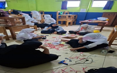 Wali Kelas dan Siswa MTs Al Ihsan Gelar Pendampingan Dekorasi Kelas Jelang Peringatan Kemerdekaan