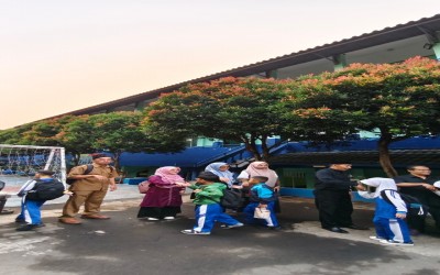 Greeting Pagi, Sambut Siswa dengan Semangat dan Keceriaan di MTs Al-Ihsan Pamulang