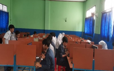 Siswa MTs Al Ihsan Antusias Mengikuti Pembelajaran Informatika di Laboratorium Komputer