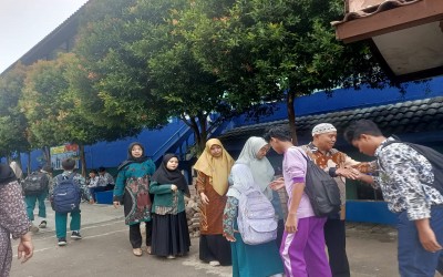 Greeting Pagi di MTs Al Ihsan Pamulang: Menumbuhkan Karakter Disiplin dan Sopan Santun Sejak Gerbang Sekolah