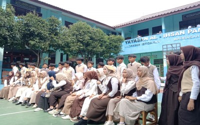 Abadikan Momen Kebersamaan, Siswa Kelas IX MTs Al Ihsan Pamulang Laksanakan Foto Buku Tahunan Bersama Dewan Guru