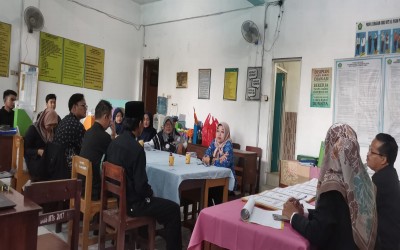 Kepala Sekolah MTs Al-Ihsan Pamulang Beri Briefing Pengawas Ujian PTS