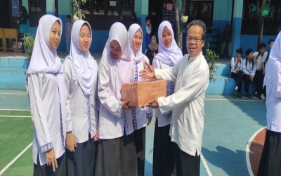 Kepala MTs Al Ihsan Serahkan Hadiah kepada Para Pemenang Lomba HUT RI ke-80