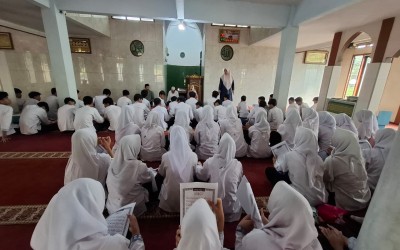 MTs Al Ihsan Pamulang Laksanakan Salat Dhuha Bersama dan Kegiatan Literasi untuk Meningkatkan Karakter serta Budaya Membaca