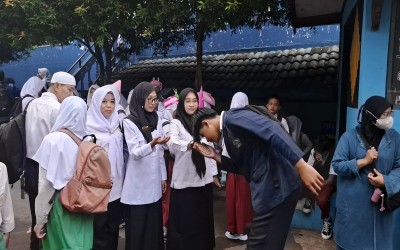 MTs Al Ihsan Gelar Pembiasaan Greeting Pagi Bersama Wakil Kurikulum dan Dewan Guru