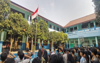 MTs Al Ihsan Pamulang Gelar Upacara Hari Batik Nasional 2023