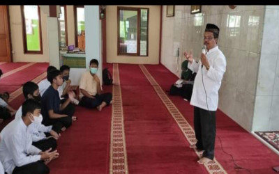 Hari pertama kegiatan belajar pasca puasa, MTs Al-Ihsan Pamualng mengadakan sholat dhuha bersama